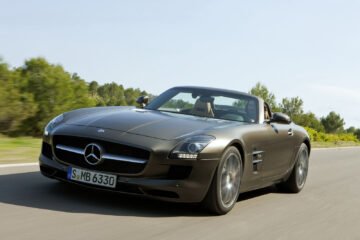 MERCEDES SLS ROADSTER : ELLE ENLEVE LE HAUT
