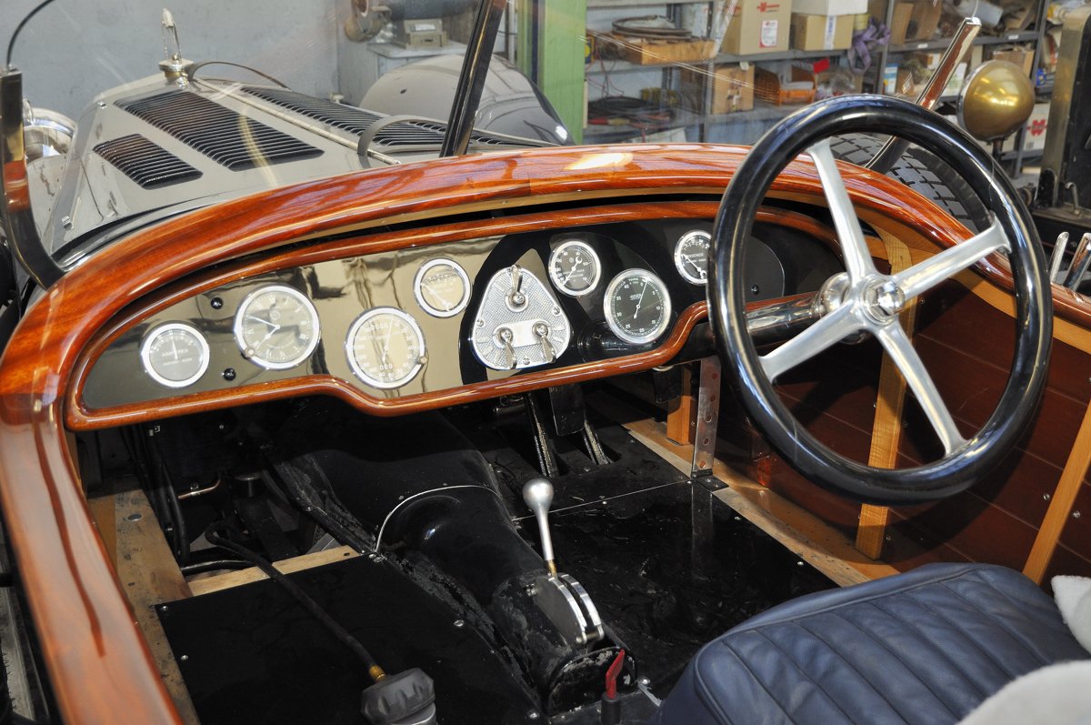 ATELIER CLASSIQUE TOURAINE tableau de bord sur mesure restauration