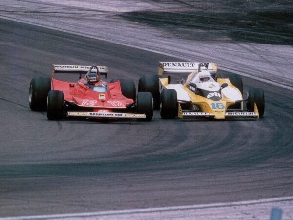 GILLES VILLENEUVE GP FRANCE 1979 le duel avec RENE ARNOUX Photo Bernard BAKALIAN