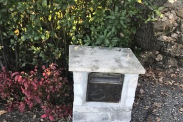 IN MEMORIAM COLUCHE. PÉLERINAGE CE LUNDI 7 JANVIER SUR LA STÈLE DU LIEU DU DRAME À OPIO