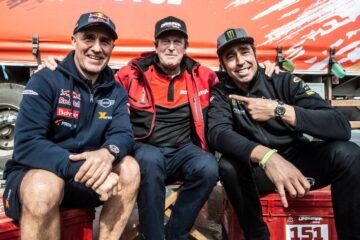 LES PILOTES DU DAKAR RENDENT HOMMAGE A HUBERT AURIOL