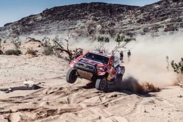 DE VILLIERS EN AUTO ET BENAVIDES A MOTO BRILLENT CE JEUDI SUR LE DAKAR