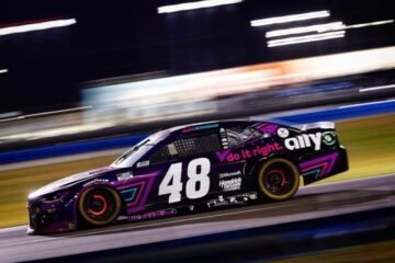 ALEX BOWMAN EN POLE DES DAYTONA 500 EN NASCAR DEVANT SON ÉQUIPIER WILLIAM BYRON !