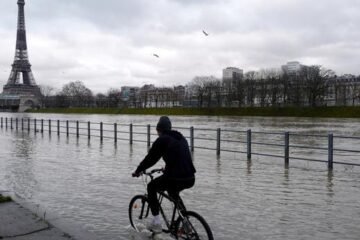 LES QUAIS ET LA VOIE POMPIDOU SONT FERMÉES POUR CAUSE DE CRUE DE LA SEINE A PARIS