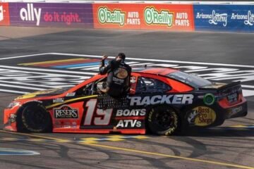 MARTIN TRUEX S'IMPOSE A PHOENIX EN NASCAR