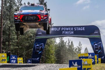 LE RALLYE DE FINLANDE WRC BASCULE À L'AUTOMNE