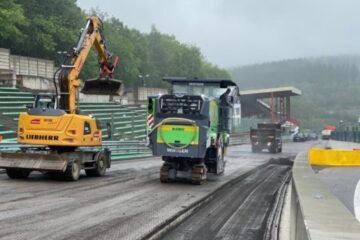 SPA-FRANCORCHAMPS : APRÈS LE VIOLENT ORAGE PELLETEUSES,NIVELEUSES ET TARMAQUEUSE REMPLACENT LES ENGINS DE COURSE.