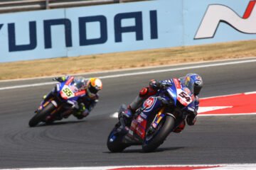 WSBK 2021 A NAVARRA : REDDING ATTAQUE MAIS RAZGATLIOGLU ÉGALISE REA EN TÊTE DE CHAMPIONNAT