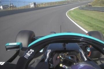 HAMILTON DEVANCE VERSTAPPEN DEVANT DES TRIBUNES ARCHI PLEINES AUX 1 ers ESSAIS LIBRES A ZANDVOORT