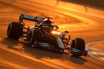 HAMILTON EN POLE À JEDDAH. VERSTAPPEN DANS UN TOUR DE FOLIE…. A LA FAUTE!