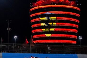 LECLERC ET SAINZ OFFRENT À FERRARI UN SENSATIONNEL DOUBLÉ DANS LE 1er GP A BAHREÏN SUR LA PISTE DE SAKHIR