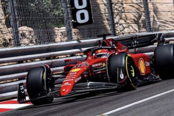 COMME EN 2021, LA FERRARI DE CHARLES LECLERC EN POLE À MONACO. LES DEUX ROSSO EN 1ére LIGNE