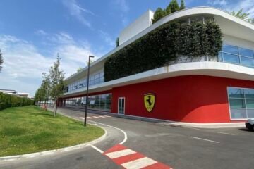 LA FERRARI HYPERCAR ROULE ET TOURNE À FIORANO