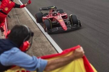 L’IMMENSE BONHEUR DE CARLOS SAINZ Jr ENFIN VICTORIEUX D’UN GP DE F1
