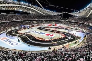 A L'ACROPOLE, LE PREMIER MINISTRE GREC VALIDE LA SUPER-SPÉCIALE D'ATHÈNES