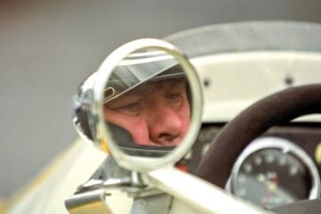 LE PILOTE BELGE BERNARD DE DRYVER, SOUFFLE 70 BOUGIES.