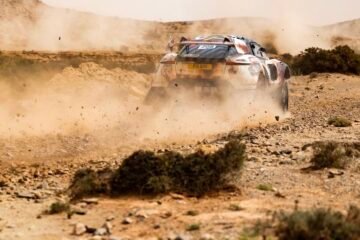 AU RALLYE DU MAROC. COUP DUR POUR LOEB. CHICHERIT SOLIDE LEADER