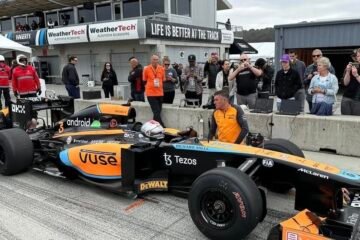 MARIO ANDRETTI AU VOLANT D’UNE McLAREN F1 MODERNE A LAGUNA SECA