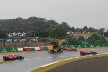 LA GRUE DÉPANNEUSE AU MILIEU DES MONOPLACES F1, FILMÉE DEPUIS UNE TRIBUNE