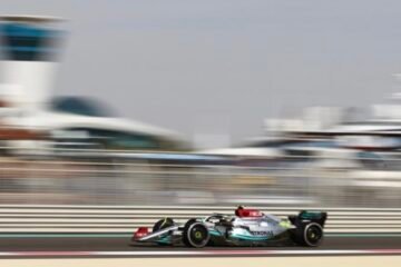 LES MERCEDES DEVANT AUX 1ers ESSAIS À YAS MARINA