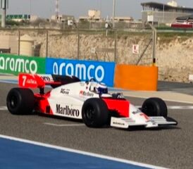 ALAIN PROST AU VOLANT À BAHREÏN DE SA MCLAREN DE 1984
