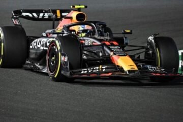 PEREZ DEVANCE VERSTAPPEN ET ALONSO AU GP DE DJEDDAH EN ARABIE