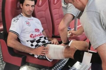LE PILOTE FERRARI CARLOS SAINZ Jr SE BLESSE  AU FOOT