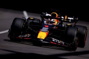 A MONACO MAX DEVANCE LES 2 FERRARI AUX ESSAIS LIBRES 2