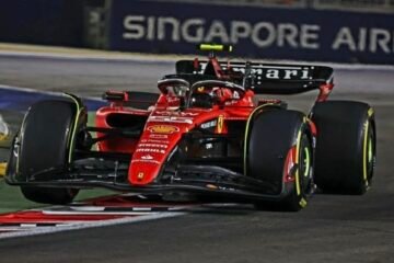 CARLOS SAINZ Jr VICTORIEUX A SINGAPOUR OFFRE LA VICTOIRE A FERRARI !