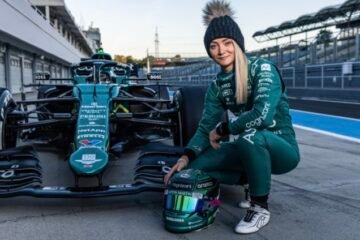 JESSICA HAWKINS… UNE FEMME AU VOLANT D'UNE F1 ASTON MARTIN SUR LE HUNGARORING!