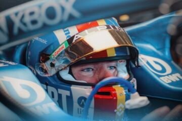 PIERRE GASLY PORTE UN CASQUE AUX COULEURS DE FRANÇOIS CEVERT