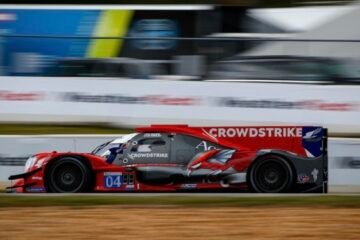 F1. A BAHREÏN STEWART EN PISTE AU VOLANT DE SA TYRRELL 1973 AVEC UN CASQUE DÉDICACÉ PAR SCHUMI !
