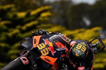 LES KTM DOMINENT AVANT LES QUALIFICATIONS. BAGNAIA, MARQUEZ ET QUARTARARO EN REPÉCHAGHES