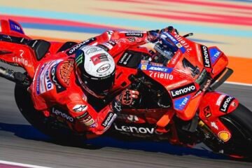 LES DUCATI DE BAGNAIA ET MARTIN DEVANT L’APRILIA D’ESPARGARO. ZARCO, 9 ET QUARTARARO, 10