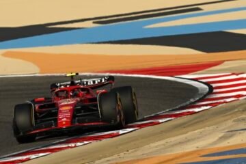 LA FERRARI DE CARLOS SAINZ Jr PLUS RAPIDE QUE MAX LA VEILLE, SIGNE LE CHRONO DE RÉFÉRENCE A SAKHIR JEUDI