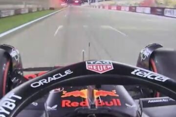 MAX DÉBUTE 2024 AVEC LA POLE A SAKHIR DEVANT LA FERRARI DE LECLERC ET LA MERCEDES DE RUSSELL