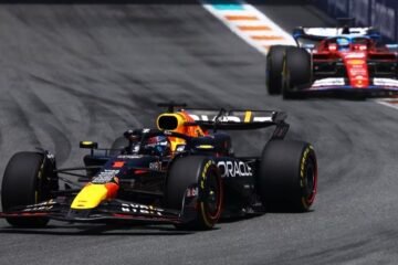 ET LA VICTOIRE DANS LA COURSE 'SPRINT A MIAMI POUR…L'IMBATTABLE MAX VERSTAPPEN ET SA RED BULL DEVANT LA FERRARI DE LECLERC