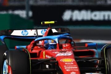  CARLOS SAINZ Jr PENALISÉ AU GP DE MIAMI GLISSE AU CINQUIÉME RANG