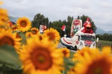  LES CÉLÉBRES COCOTTES 'LE GAULOIS DE RETOUR SUR LES ROUTES DU TOUR DE FRANCE CYCLISTE…