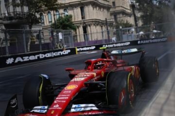 LA FERRARI DE LECLERC DEVANCE PEREZ ET HAMILTON AUX LIBRES 2 A BAKOU