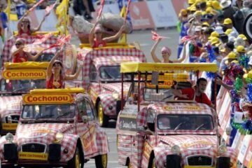 TOUJOURS AUSSI POPULAIRE … LA CARAVANE AUTOMOBILE DU TOUR DE FRANCE CYCLISTE