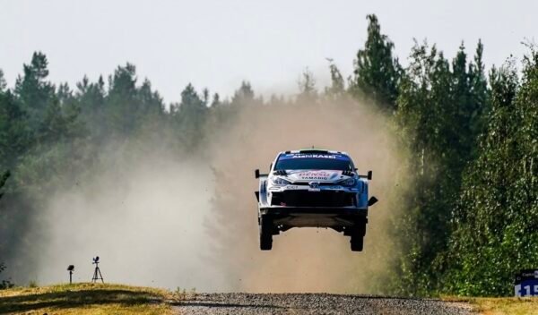 CDATA[ Rallye de Finlande. Les routes rapides sur terre, les bosses et les sauts rendent cette course unique en son genre. Certainement l’un des rallyes les plus populaires auprès des pilotes et des fans, le rallye de Finlande est une véritable icône de la spécialité du drift. Longtemps un bastion finlandais, les routes sur terre de Keski Suomi ont souvent fait le succès des pilotes non nordiques. La neuvième manche du Championnat du monde des rallyes verra forcément les pilotes Toyota parmi les grands favoris. D’abord et avant tout parce que le rallye de Finlande est la deuxième course à domicile de l’équipe japonaise, le siège du TGR WRT étant situé à Jyvska, à quelques kilomètres seulement du lieu où se déroulent les spéciales du rallye. De plus, la Yaris Rally1 s’est avérée être la voiture la plus rapide du plateau, à l’exception du Rallye de l’Acropole. Outre le héros local Kalle Rovanperä, toujours en quête de sa première victoire à domicile, les projecteurs seront braqués sur Elfyn Evans, rétrogradé à la deuxième place du classement général à l’issue du Rallye d’Estonie. Sébastien Ogier, auteur d’une victoire éclatante il y a un an, n’est pas à sous-estimer. Engagé dans une saison à temps partiel, l’octuple champion du monde WRC occupe actuellement la troisième place du classement général. Pour Takamoto Katsuta, la Finlande est comme une seconde patrie. Vivant non loin des spéciales, le pilote japonais aura certainement envie de s’imposer. Enfin, le jeune Finlandais Sami Pajari visera une belle performance devant son public. Takamoto Katsuta a donc donné le ton lors du shakedown de cette épreuve Finlandaise ce jeudi matin 31 juillet 2025, en réalisant le temps le plus rapide lors de sa troisième et dernière manche du traditionnel ‘ Shakedown de Ruuhimäki. Le pilote Japonais de Toyota a progressé de manière constante tout au long de la séance, gagnant plus de quatre secondes lors de son premier effort pour s’emparer de la première place dans cette spéciale de développant 4,12 km, remplie de sauts qui sert de lever de rideau à la neuvième manche du mondial WRC 2025 Sébastien Ogier, octuple Champion du monde, a pris la deuxième place avec comme meilleur temps 2’14”7, à seulement 0”9 de son coéquipier, tandis que Josh McErlean, le jeune Irlandais de l’équipe M-Sport Ford, a décroché la dernière marche du podium, trois dixièmes plus loin, lors de son cinquième run. Ott Tänak, leader du classement provisoire du Championnat, suit sur sa Hyundai, à 1”3 du meilleur temps. Tänak détient actuellement une avance précaire d’un point au Championnat sur Elfyn Evans, qui se classe septième, à 2,3 secondes du temps de référence de Katsuta. L’Estonien Tänak, dont l’approche prudente peut refléter sa forme Finlandaise récente désastreuse, avec une panne de moteur en 2023 et un tonneau en 2024 forçant des abandons anticipés, lâchait : « Je pense qu’il n’y a pas beaucoup de confiance à tirer du passé, les deux dernières années, nous n’avons fait aucune étape en Finlande, donc c’est comme un nouveau rallye pour moi » Quant à l’ancien double Champion du monde, Kalle Rovanperä, lui il finit au cinquième terminé rang au volant de sa Toyota. Le Finlandais, également quatrième au classement actuel cette année et toujours en quête de sa première victoire à domicile, a promis de ‘faire un gros effort : « Je suis réaliste. La série d’événements n’a pas été des plus réussies, mais cela ne signifie pas que nous ne ferons pas de notre mieux. Il y aura un gros effort ce week-end et nous ferons de notre mieux. » L’autre rallyman tricolore Adrien Fourmaux complète termine dans le top 6 pour Hyundai, un dixième de seconde devant la Toyota d’Evans. Sami Pajari suit huitième sur une autre Toyota, tandis que le Champion du monde en titre, Thierry Neuville, Grégoire Munster et Mārtinš Sesks complètent le top 11. L’action commence sérieusement plus tard dans la journée avec la super spéciale de Harju – basée à Jyväskylä – à 19h05. Claude JULIAN Photos : WRC – TEAMS
![