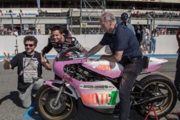 MOTO. AU BOL D'OR 2025: COLUCHE ET LES RESTOS DU COEUR À L'HONNEUR.