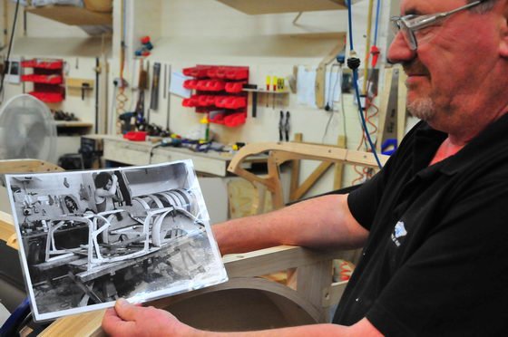 MORGAN montrant sa photo dans le meme atelier en... 1978 Photo Patrick MARTINOLI autonewsinfo