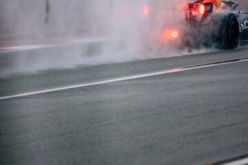 F1. SORTIE DE PISTE POUR HADJAR AVEC LA RED BULL