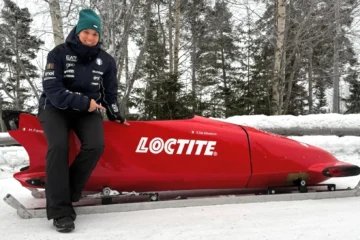 JO A CORTINA. ET REVOILA… SIMONA DE SILVESTRO, PILOTE DE BOBSLEIGH !