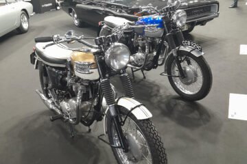 RÉTROMOBILE 2026. AVEC Mc QUEEN, LES BMW ‘ART CARS ET LES LÉGENDES DU RALLYE