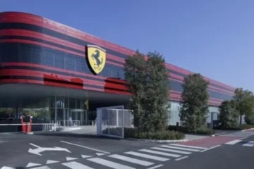 FERRARI ROULE SUR L’OR ET SES EMPLOYÉS AVEC !!!