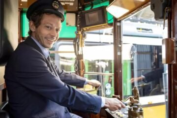 JO DE MILAN CORTINA 2026. VALENTINO ROSSI CHAUFFEUR DU TRAMWAY DU PRÉSIDENT MATTARELLA VERS LE STADE SAN SIRO POUR la CÉRÉMONIE D’OUVERTURE DES JO A MILAN!!!