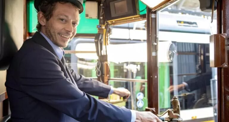 JO DE MILAN CORTINA 2026. VALENTINO ROSSI CHAUFFEUR DU TRAMWAY DU PRÉSIDENT MATTARELLA VERS LE STADE SAN SIRO POUR la CÉRÉMONIE D’OUVERTURE DES JO A MILAN!!!
